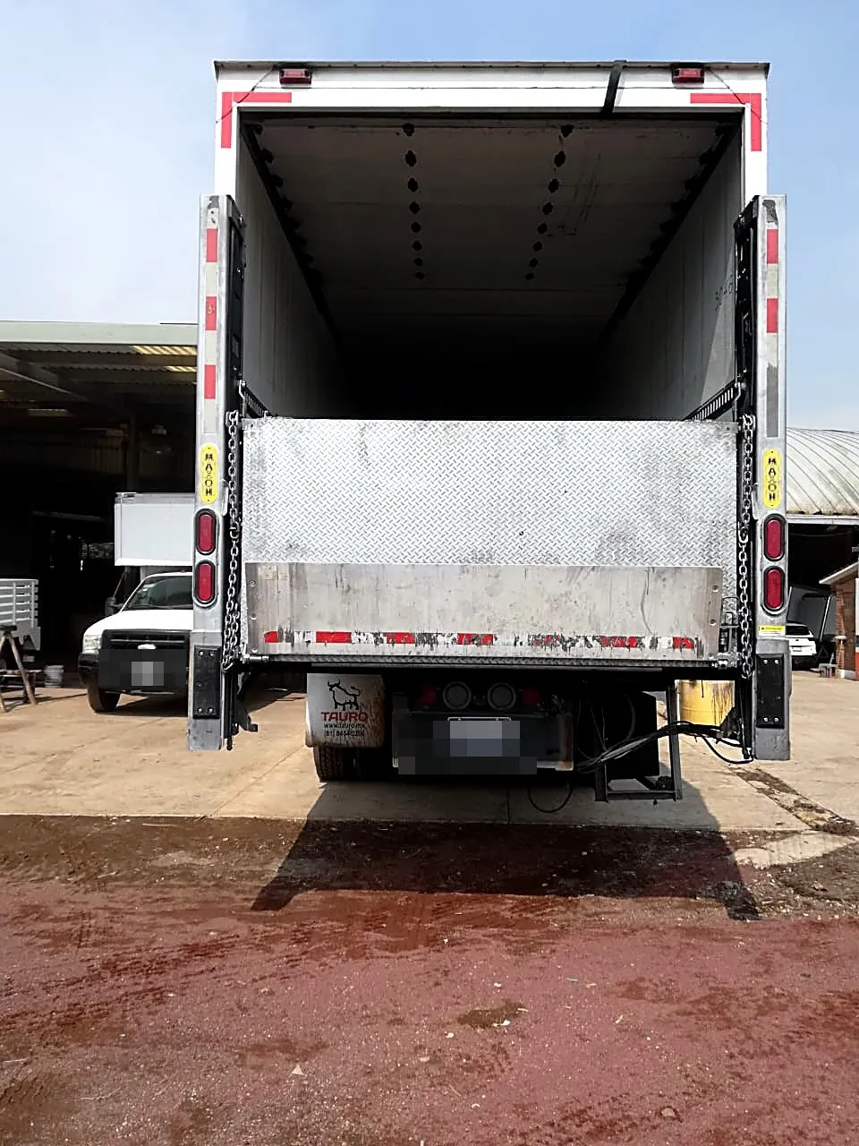Rampa trasera montada en camión