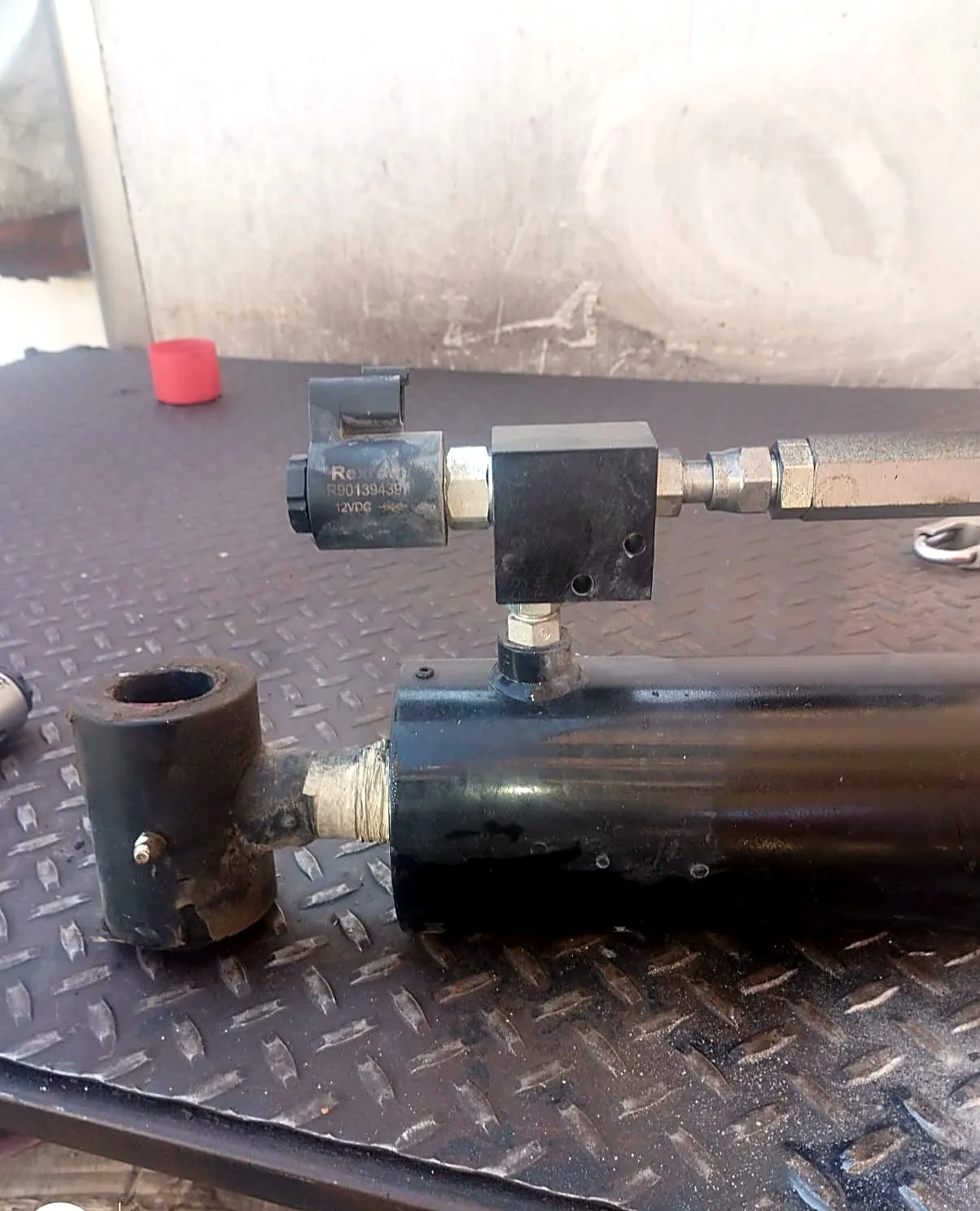 Cilindro hidráulico con válvula