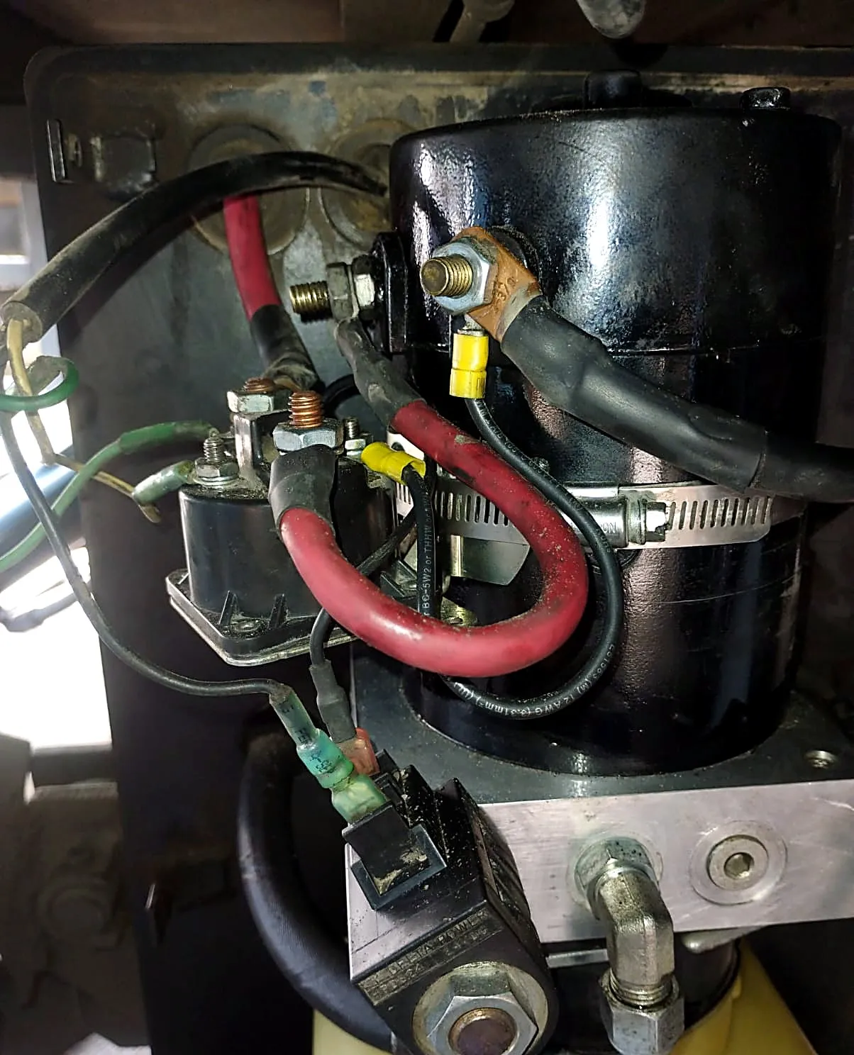Motor y bomba hidráulica con sus conexiones