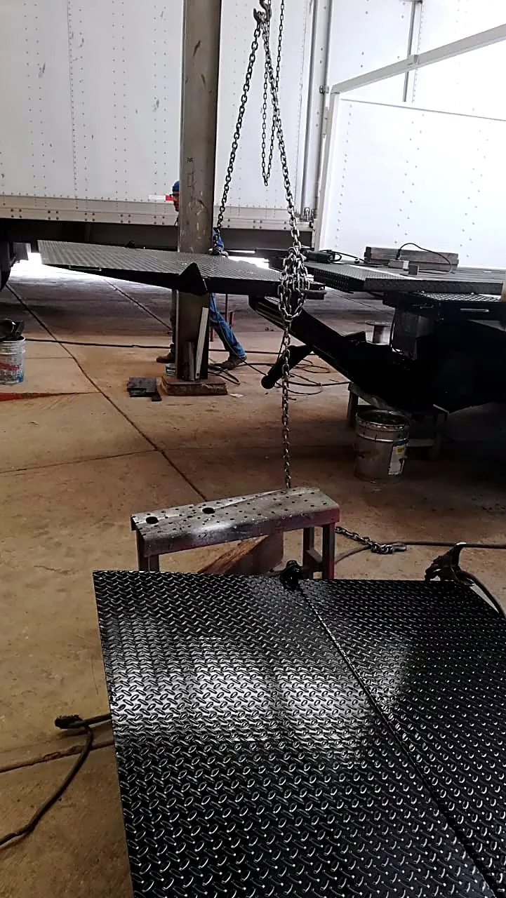Plataforma hidráulica en montaje en el taller
